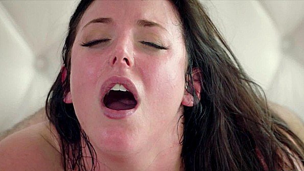 Член голого мужчины грубо трогали