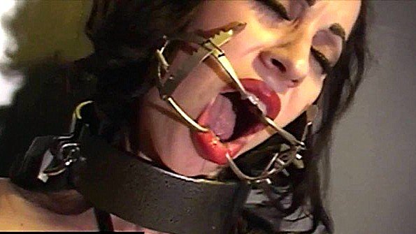 Агрессивная блондинка кричит от бурного секса