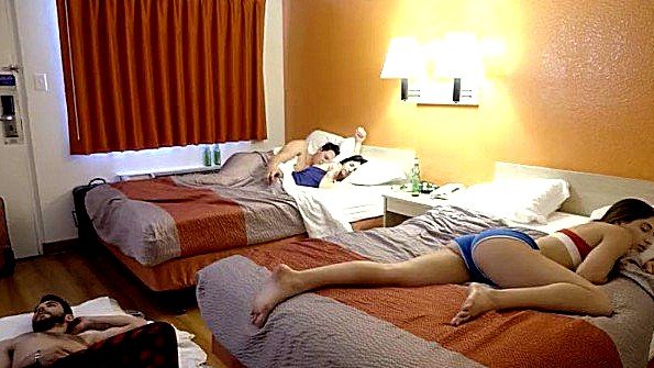 Лесбиянки занимаются сексом с использованием фаллоимитатора в общественном туалете