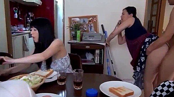 Две шлюхи будут играть с членом