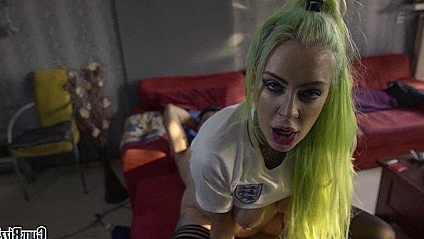 Беременная жена занимается сексом с мужем у бассейна