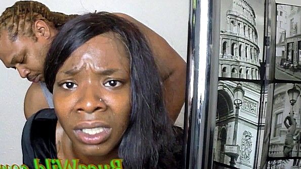 Очень возбужденная девчонка трется вагиной о яички