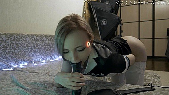 Камера снимает, как человек мочится в туалет