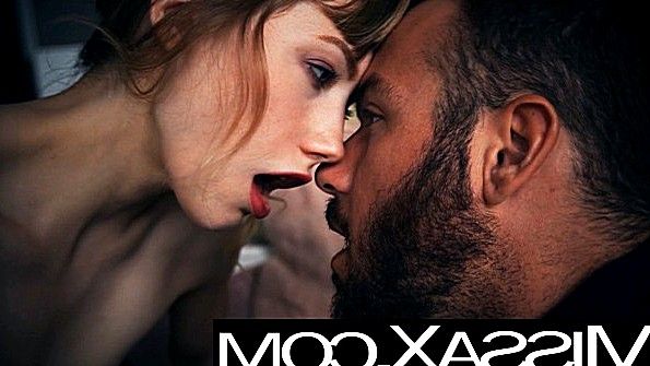 Развратные горничные в латексных костюмах участвуют в групповом сексе