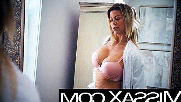 Он уговорил рыжеволосую девушку снять платье и заняться с ней сексом