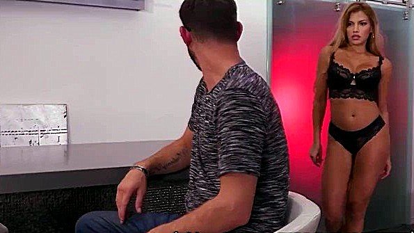 Мастурбирует и смотрит, как друг трахает парней