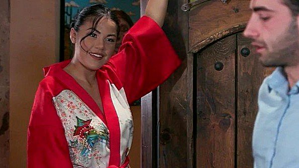 Женщина с огромным удовольствием занимается сексом с двумя мужчинами