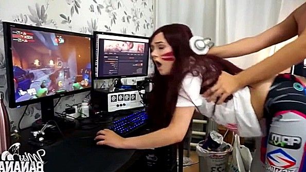 Зрелая женщина трахает парня в член