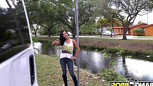 Сын поможет своей матери и сестре достичь оргазма