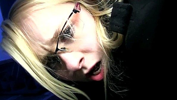 Женщина занимается сексом с мужчиной в постели