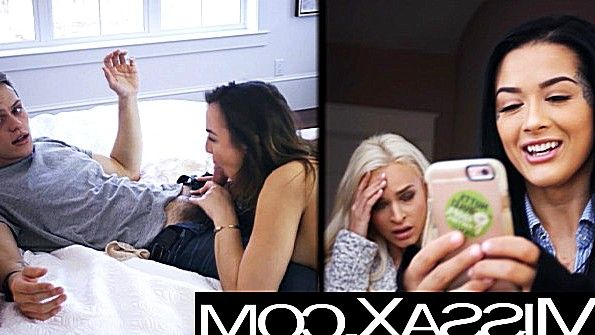 Он активно лижет вагину своей девушки