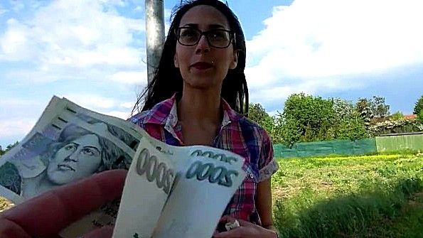 Шлюха в масле использует вибратор на своей вагине