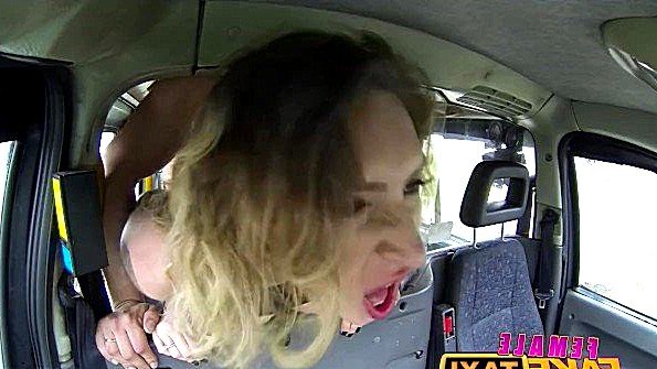 Девушка лежит на спине, и после минета её трахают