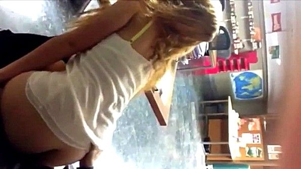 Женщина-тестировщица осматривает девочку