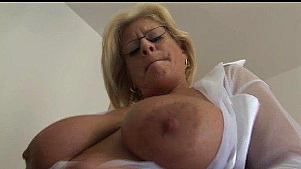 Две шлюхи заставили мужчину заняться сексом