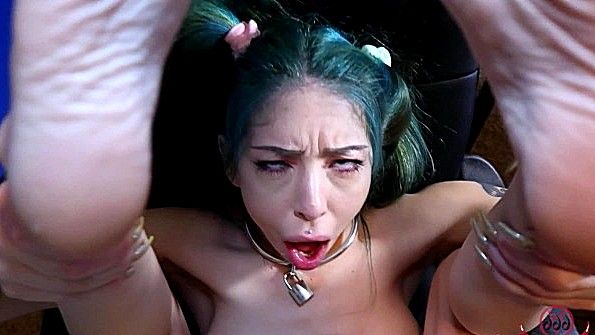 Красивая девушка занимается сексом в постели