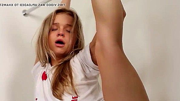 Чувственные лесбийские развлечения в ванной и в постели