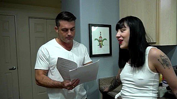 Шлюха в чулках использует дилдо