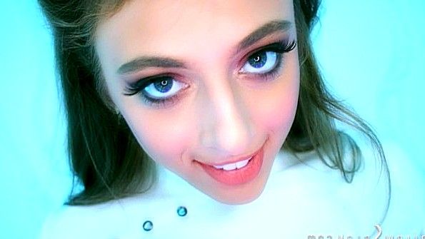 Красивая жена занимается сексом с двумя мужчинами