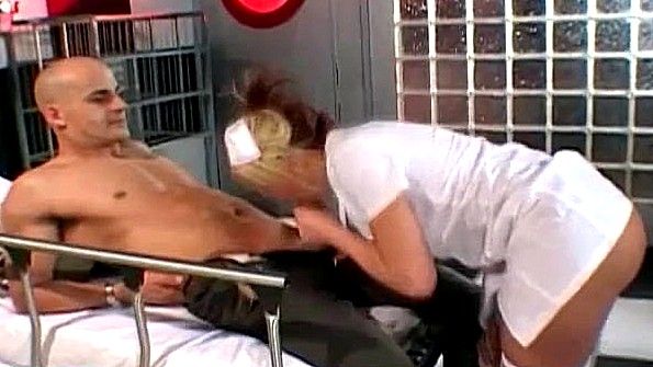 Сестра похотливо трогает пенис брата