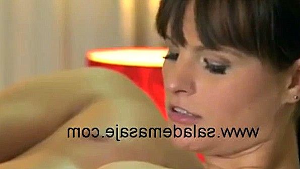 Брат шпионил за сестрой и склонял её к сексу