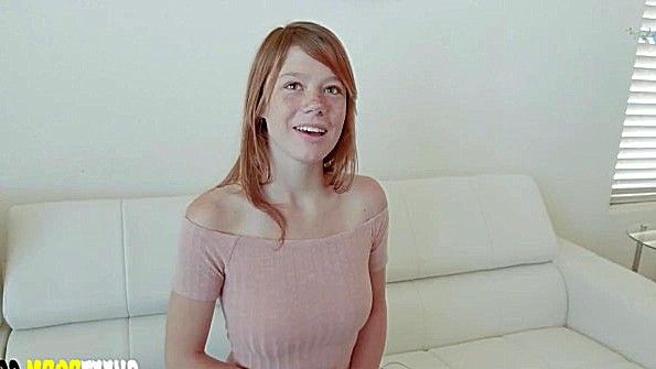 Мастурбирует в солярии и открыто эякулирует