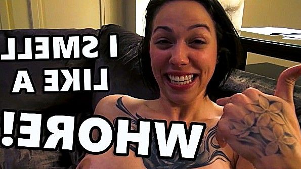 Он держит камеру и мастурбирует