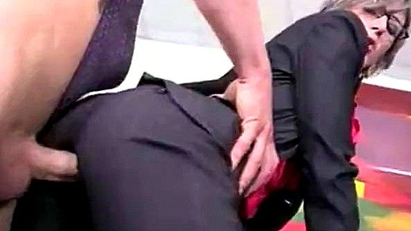 Она сняла трусики и потрогала свою небритую лобковую область