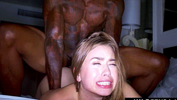 Мускулистый парень жёстко трахает бедную девушку