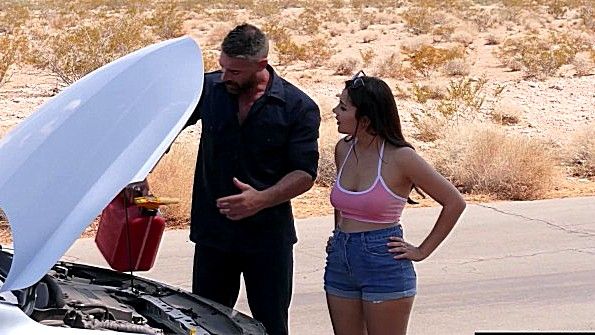 Красавица принимает душ и прикасается к себе