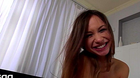 Кокетливая девушка демонстрирует свою грудь на улице