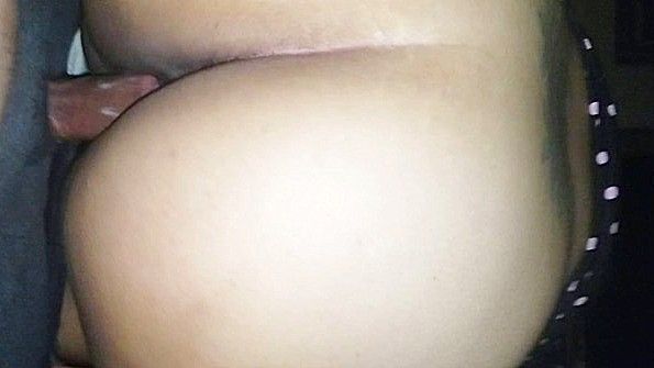 Чернокожий мужчина помогает своему мужу в сексуальной связи с женой