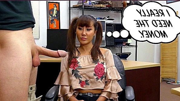 Девушка демонстрирует свою попу и занимается с ней сексом