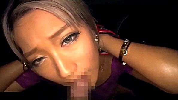 Женщина с большими ягодицами позирует перед веб-камерой