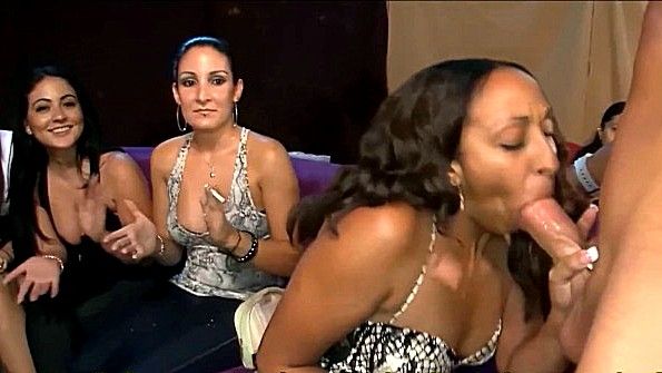 Девушка в чулках яростно кончает во время анального секса