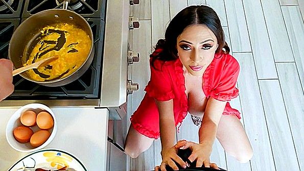 Девушка порвала колготки и мастурбирует свою вагину