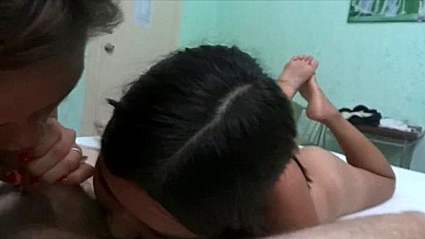 Кокетка использует вибратор для получения интенсивного удовольствия