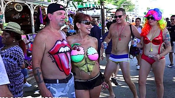 Прекрасные дамы используют вибраторы для игр