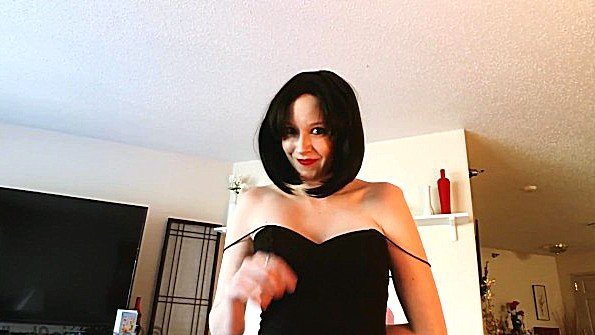 Бесстыжая женщина в чулках использует фаллоимитатор