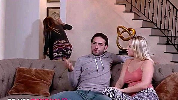 Он жёстко трахнул брюнетку с помощью дилдо и члена