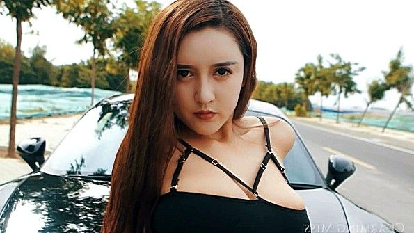 Раскованные девушки раздеваются перед толпой