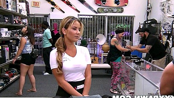 В ванной комнате темнокожий мужчина делает минет женщине