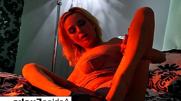 Женщина трахает чернокожего парня в задницу