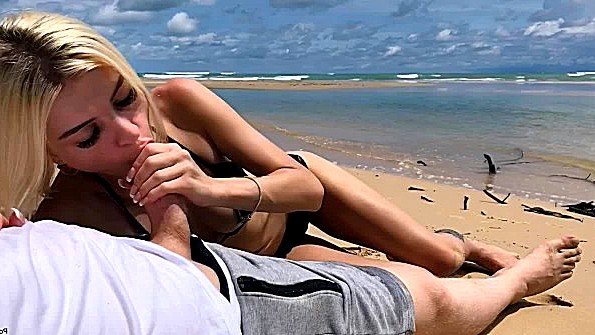 Кокетливая женщина с бритой вагиной надеется на секс