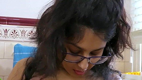 Две шлюхи используют вибраторы и кончают