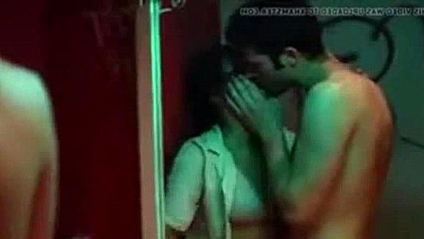 Потрясающая красавица получает отличный секс