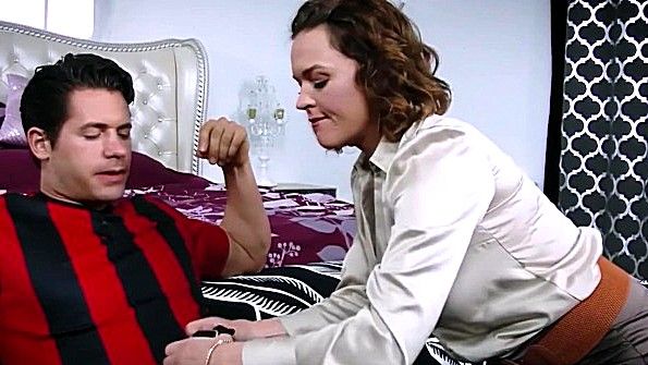 Пожилая женщина делает минет мальчику