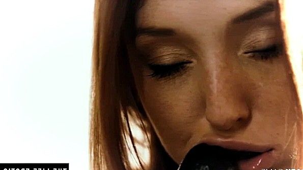 Шлюха унижает и пьет мочу