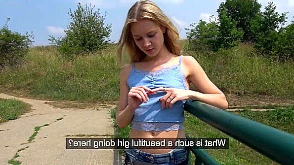 Он приподнял юбку и лизнул вагину