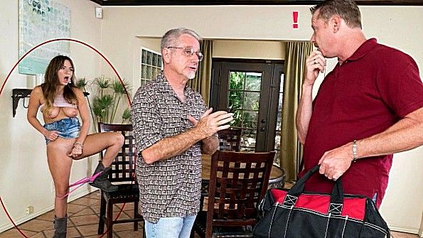 Рыжеволосую шлюху жёстко трахают двое чернокожих парней